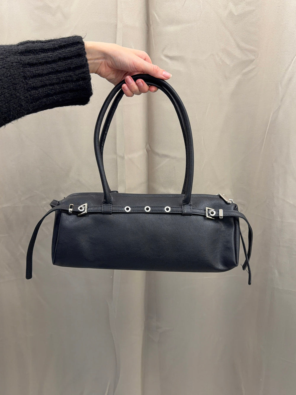 Bobby håndtaske med metalknapper - Sort