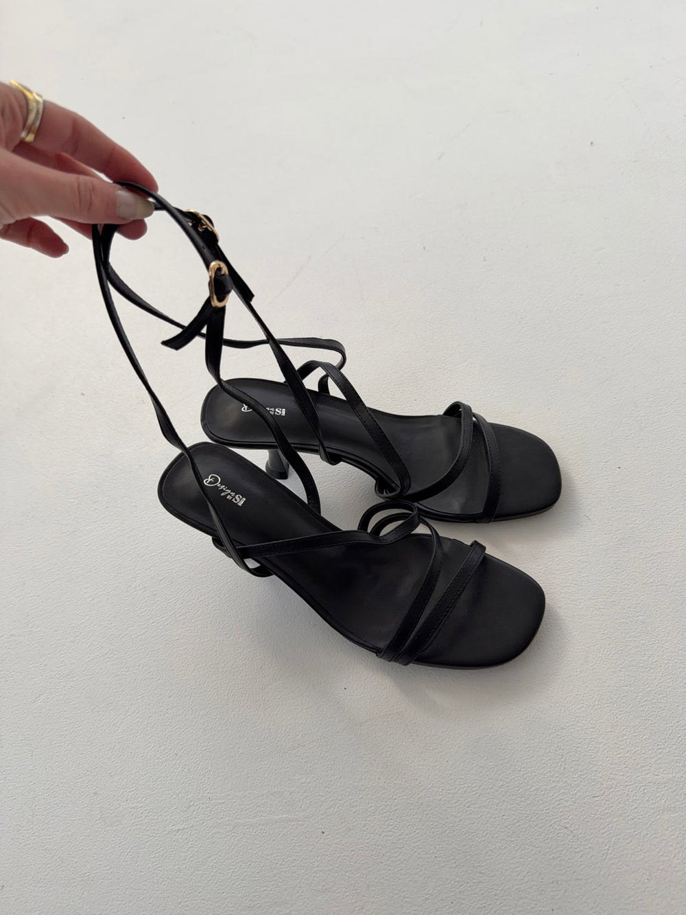 Whitney hæle med snoet læderdetalje - Sort