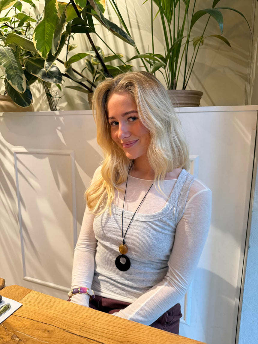 Juliet halskæde med vedhæng - Sort/rav