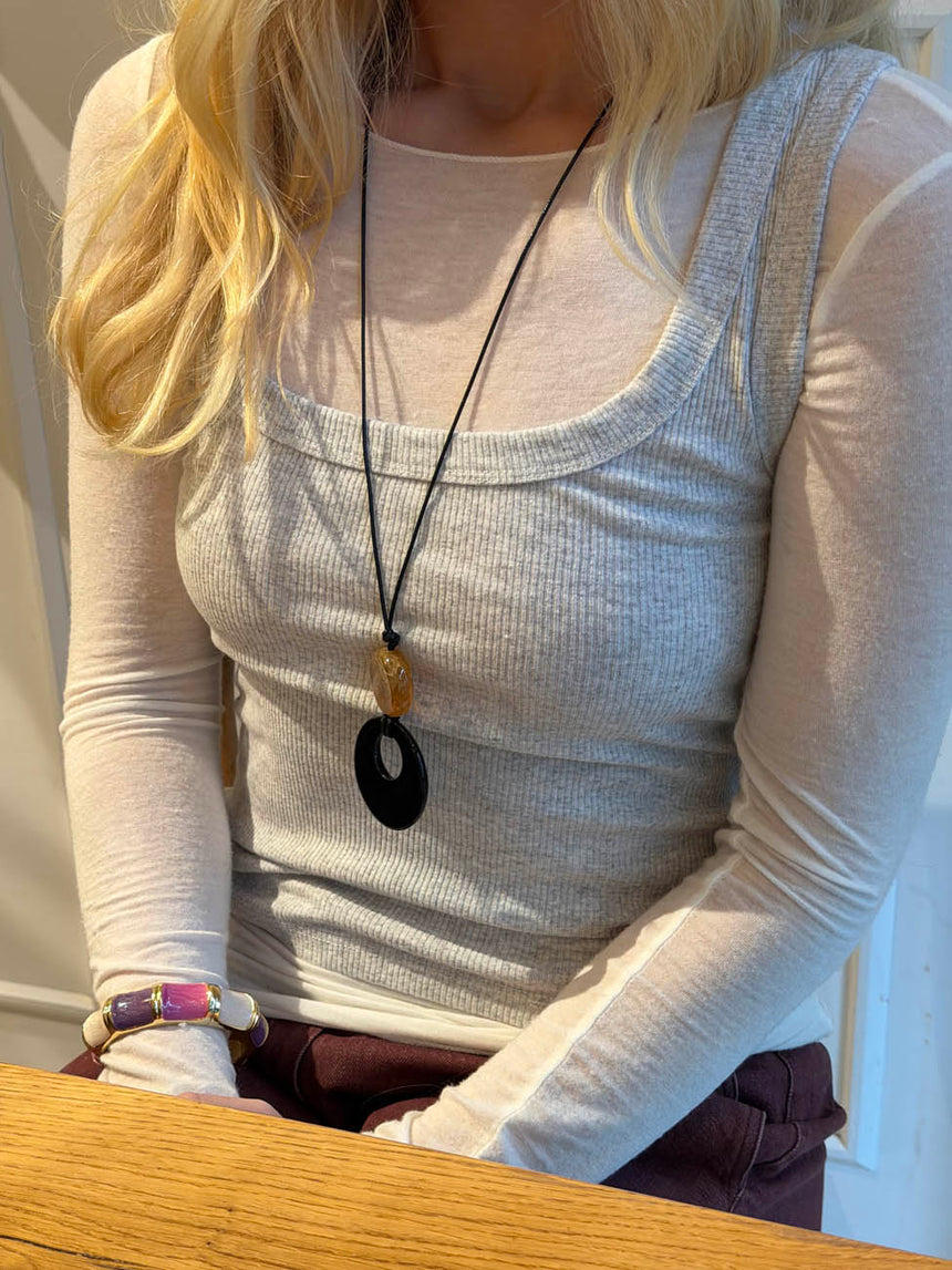 Juliet halskæde med vedhæng - Sort/rav