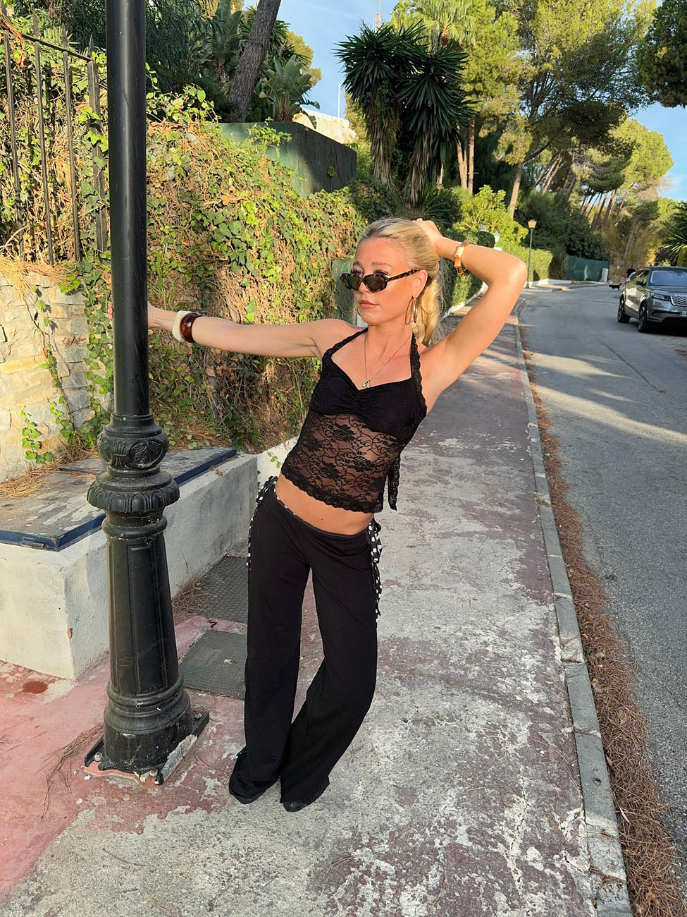 Nicola halternecktop i blonde - Sort