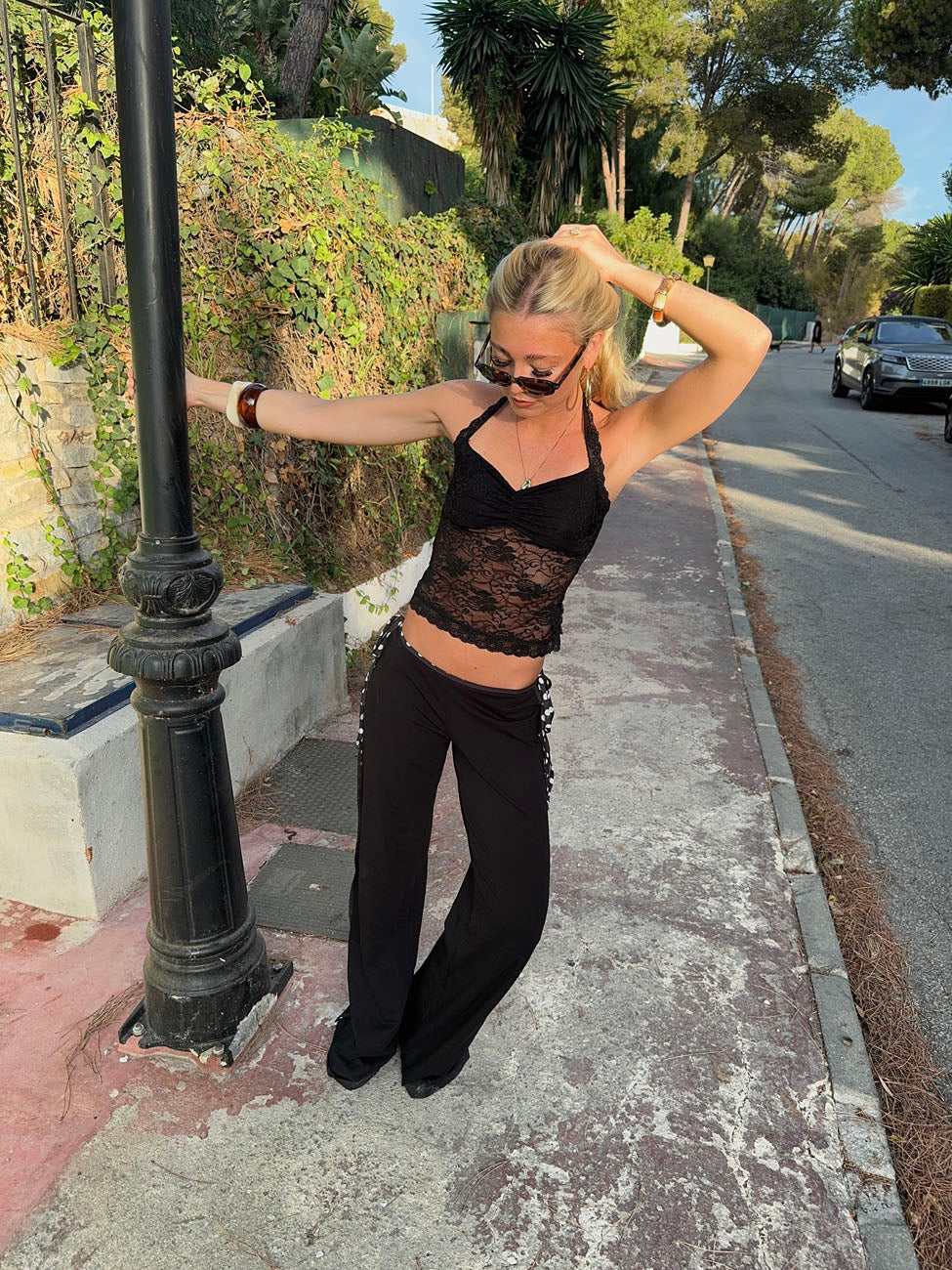 Nicola halternecktop i blonde - Sort