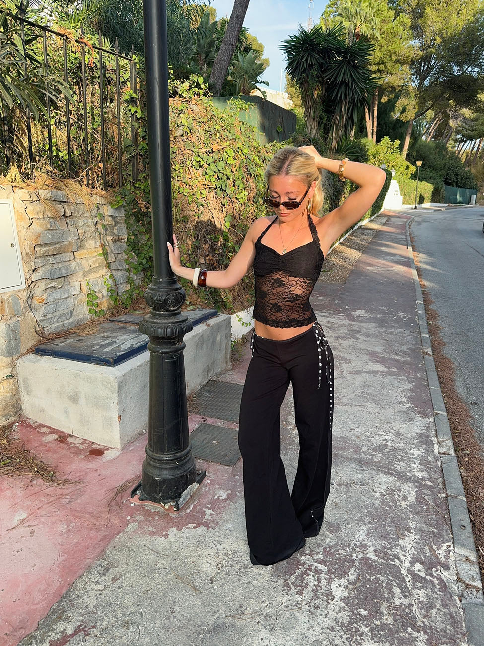 Nicola halternecktop i blonde - Sort