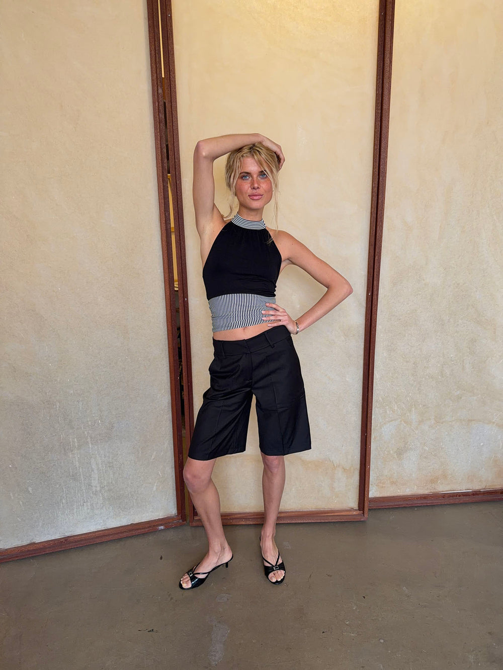 Debby halterneck top med striber - Sort/hvid