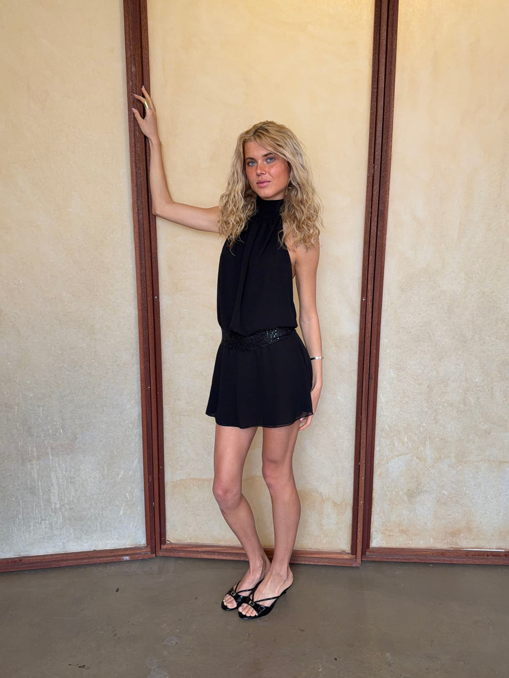 Jolene halterneckkjole med pallietter - Sort