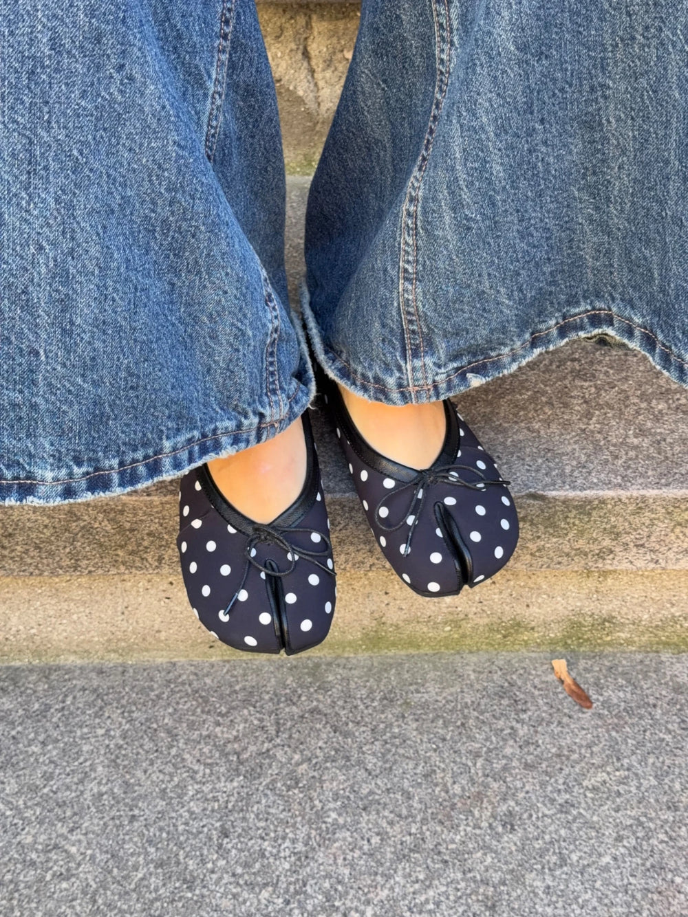 Tovea split toe ballerina med polkaprikker - Sort/Hvid