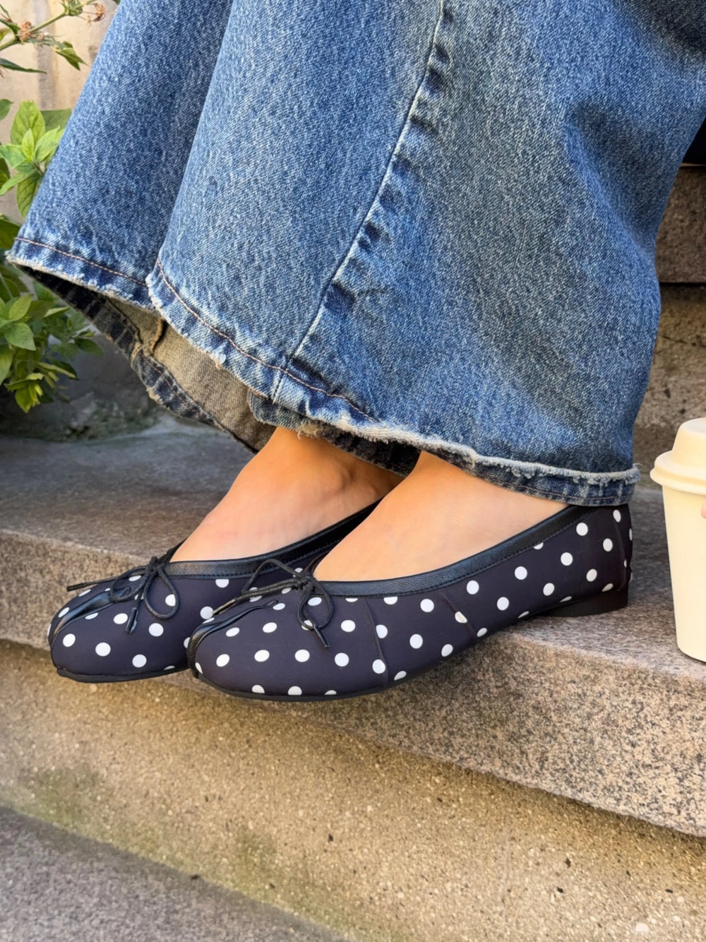 Tovea split toe ballerina med polkaprikker - Sort/Hvid