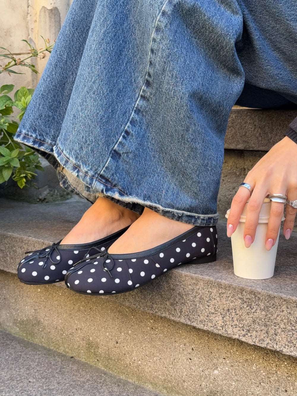 Tovea split toe ballerina med polkaprikker - Sort/Hvid