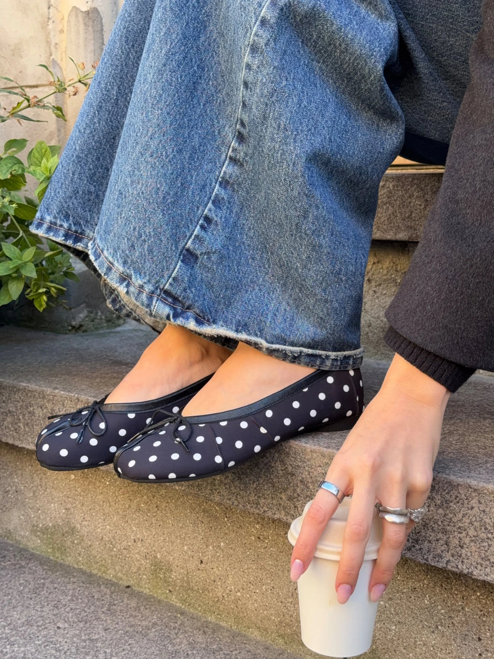 Tovea split toe ballerina med polkaprikker - Sort/Hvid