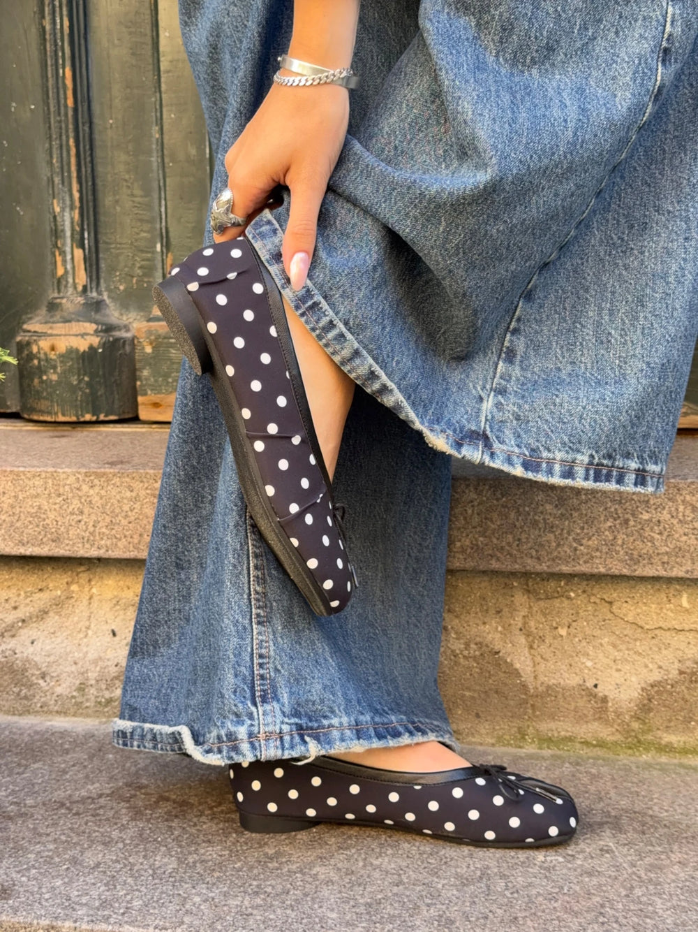 Tovea split toe ballerina med polkaprikker - Sort/Hvid