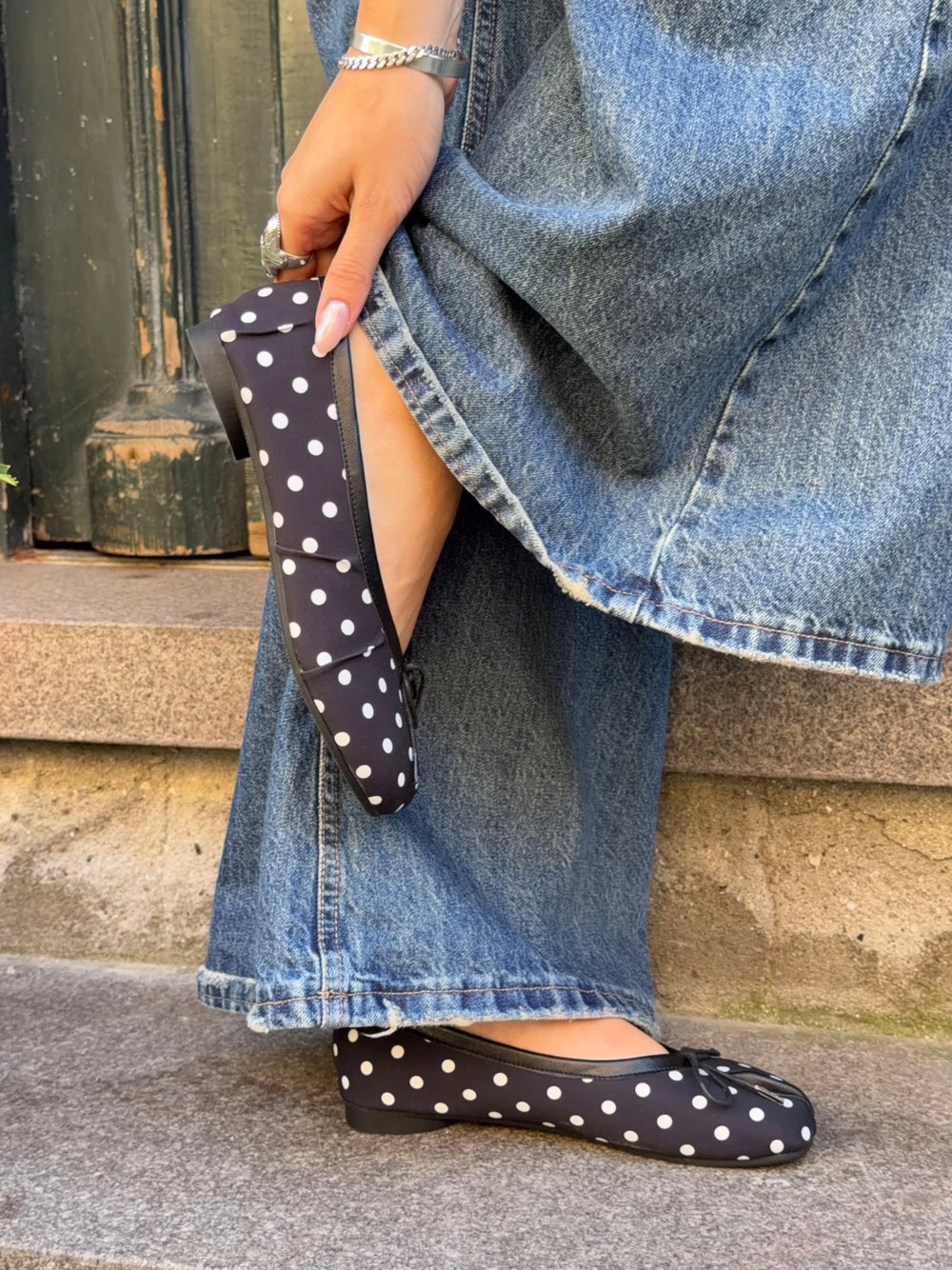 Tovea split toe ballerina med polkaprikker - Sort/Hvid