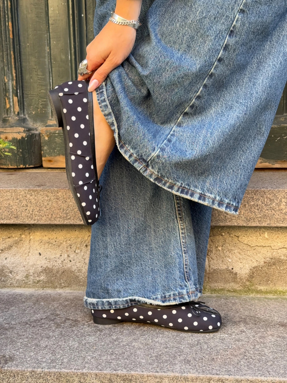 Tovea split toe ballerina med polkaprikker - Sort/Hvid