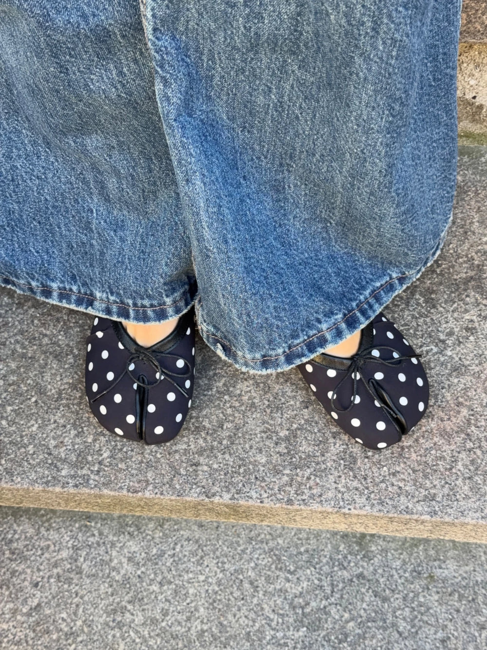 Tovea split toe ballerina med polkaprikker - Sort/Hvid