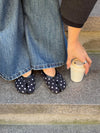 Tovea split toe ballerina med polkaprikker - Sort/Hvid