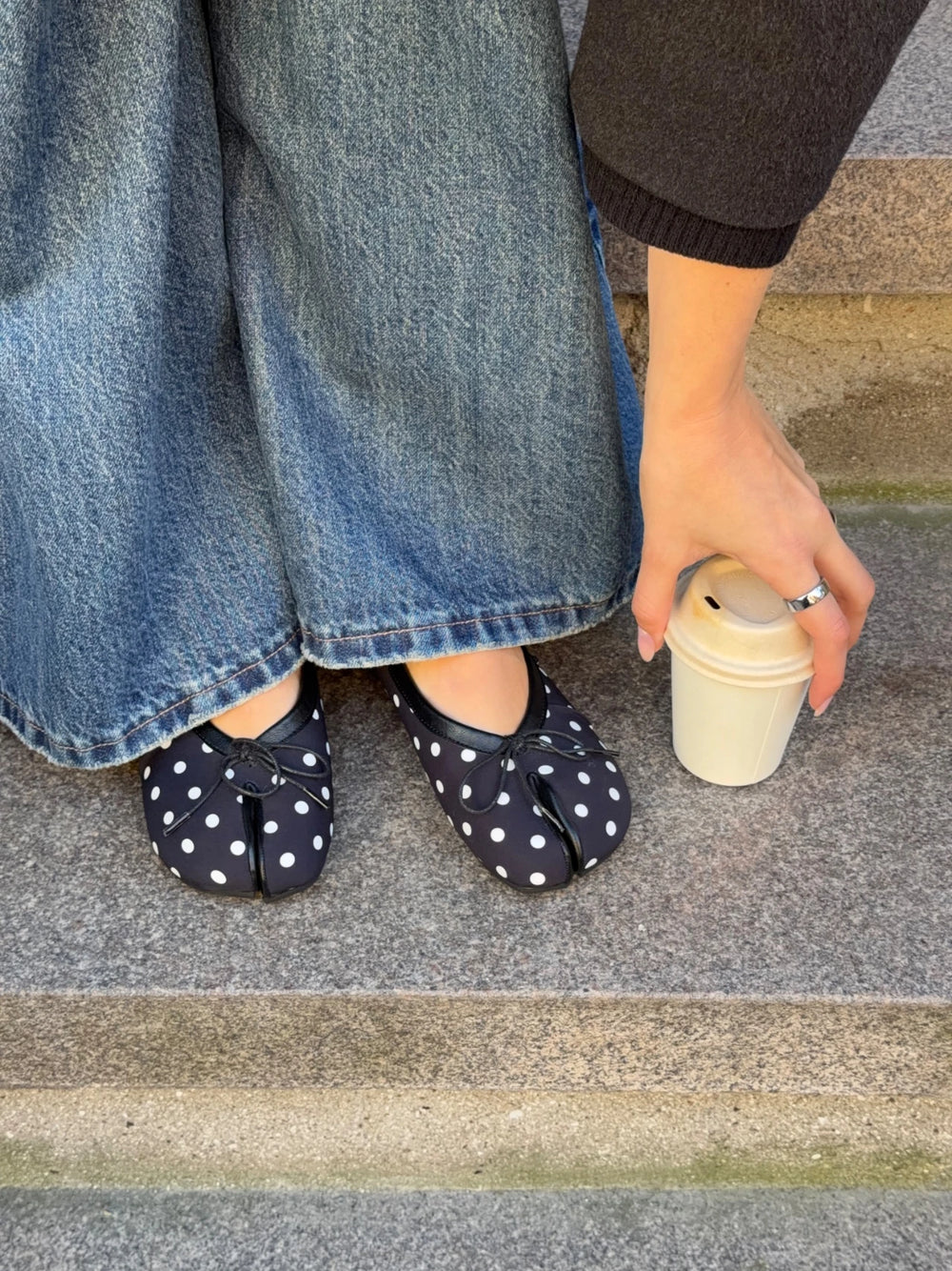 Tovea split toe ballerina med polkaprikker - Sort/Hvid