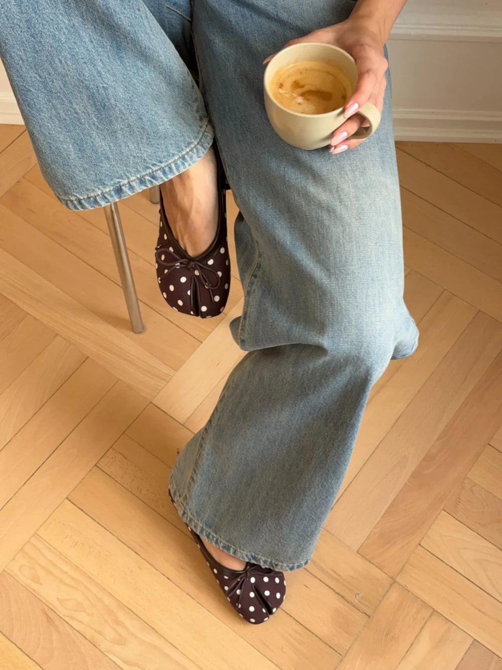 Tovea split toe ballerina med polkaprikker - Brun/Hvid