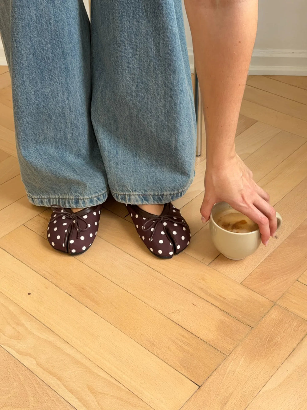 Tovea split toe ballerina med polkaprikker - Brun/Hvid