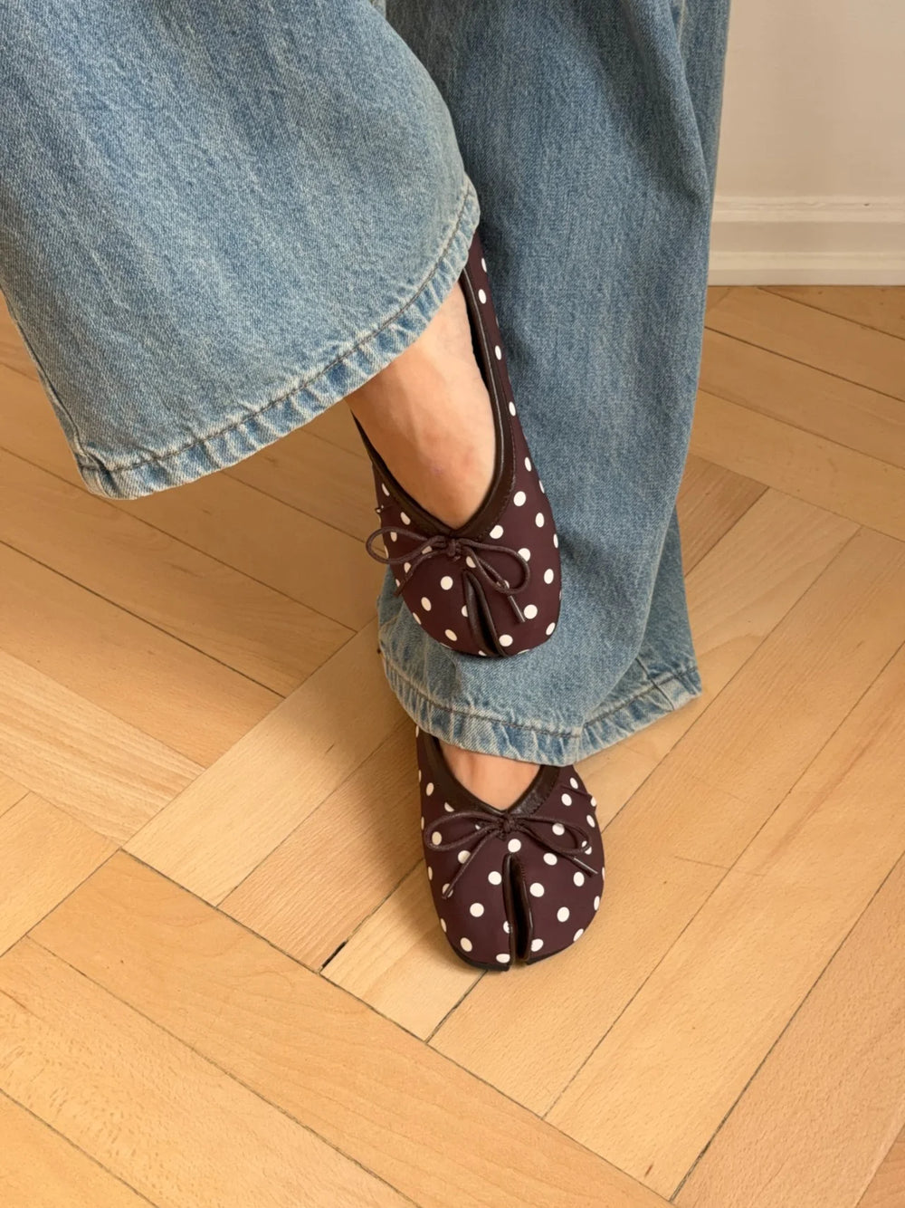 Tovea split toe ballerina med polkaprikker - Brun/Hvid