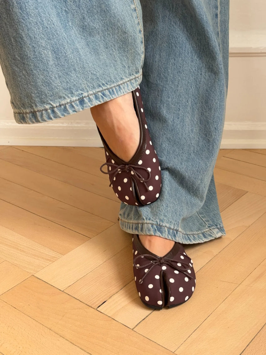 Tovea split toe ballerina med polkaprikker - Brun/Hvid