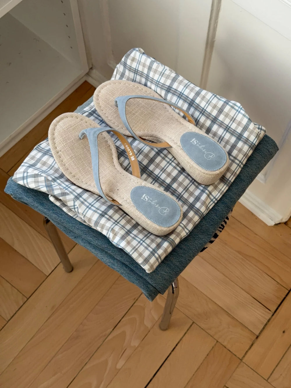 Lavina sandal med kilehæl - Lyseblå/Beige