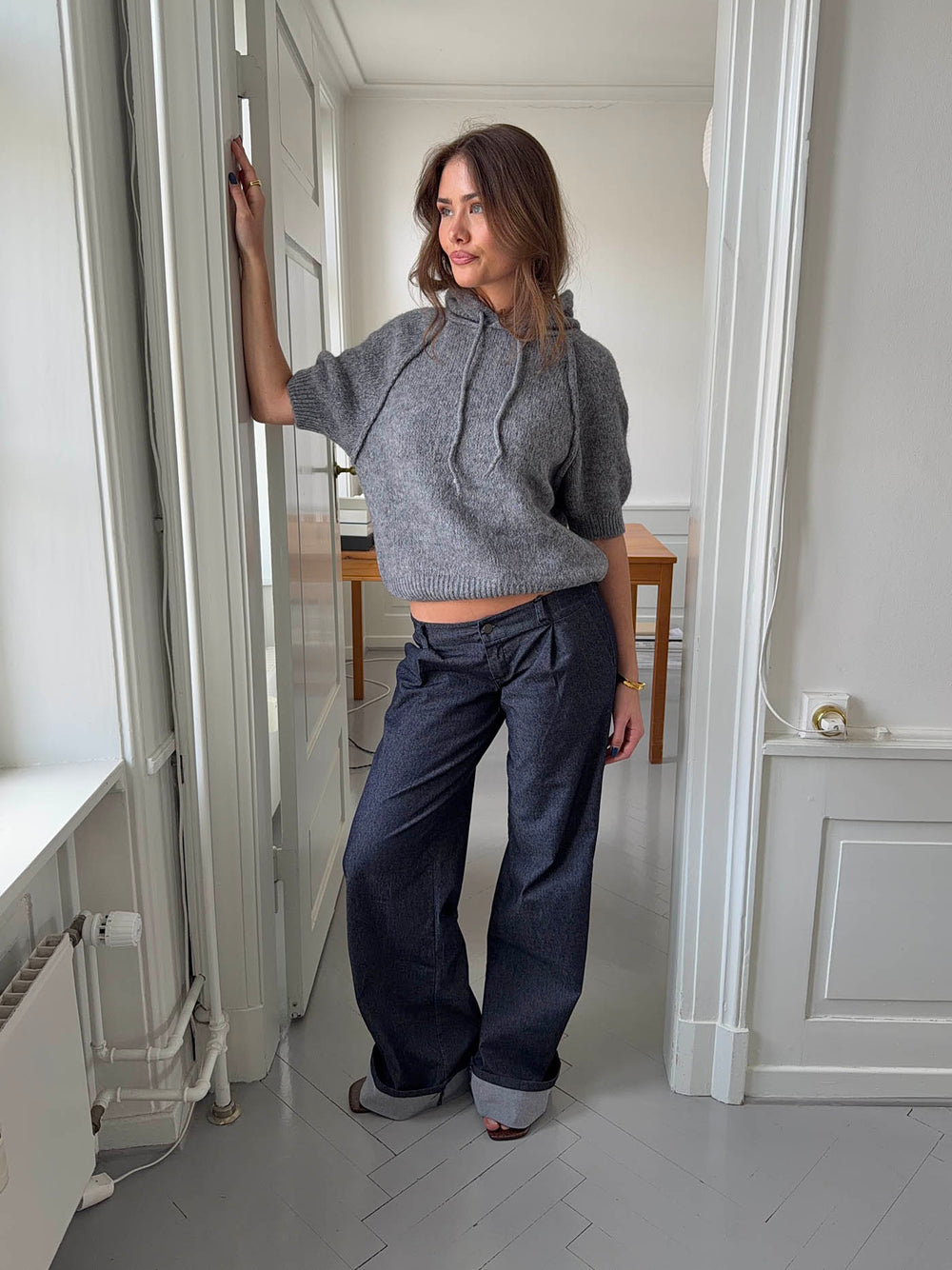 Demi jeans med opsmøg - Mørk denim