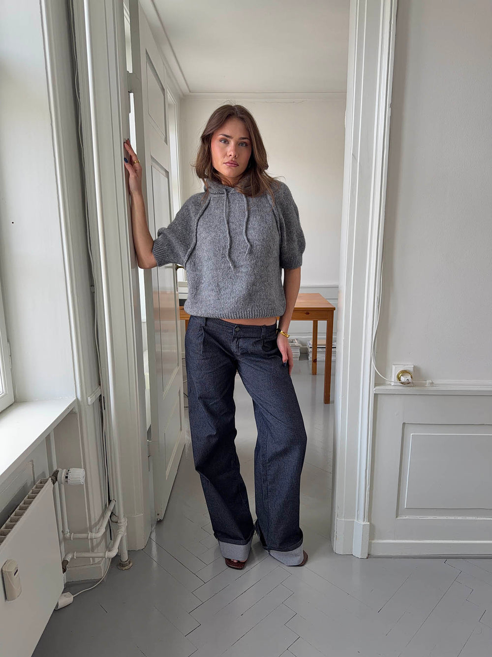 Demi jeans med opsmøg - Mørk denim