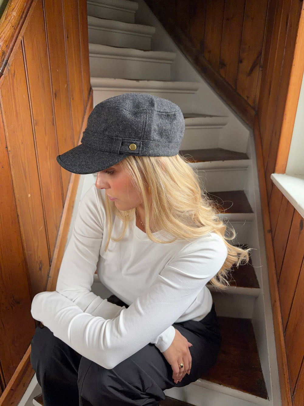 Myra kasket med detaljer - Grå