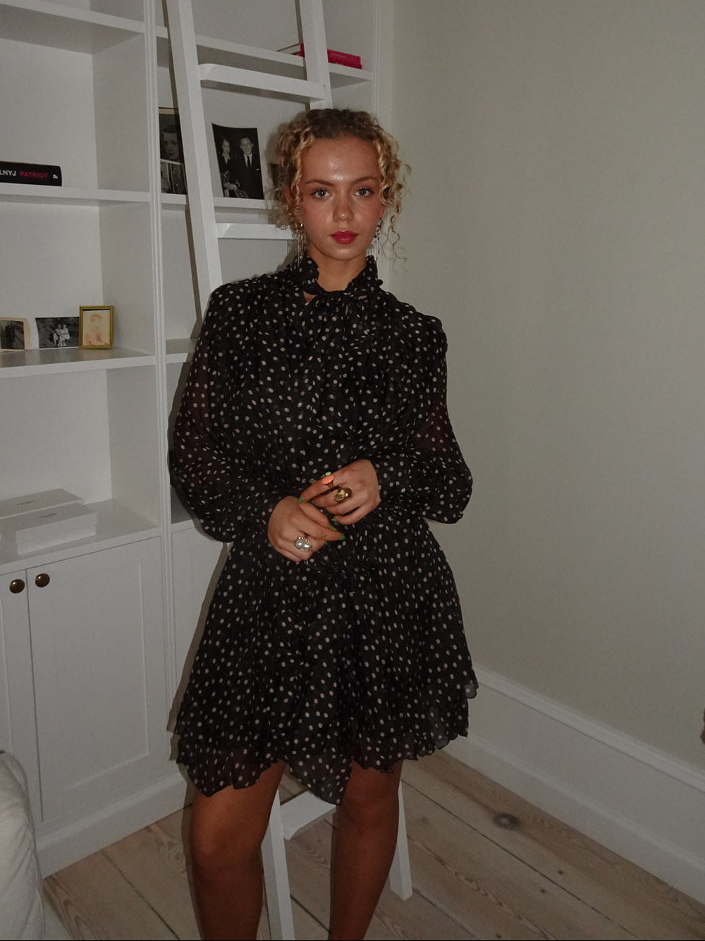 Tommeline kjole med bindedetaljer i prikker - Mørkebrun