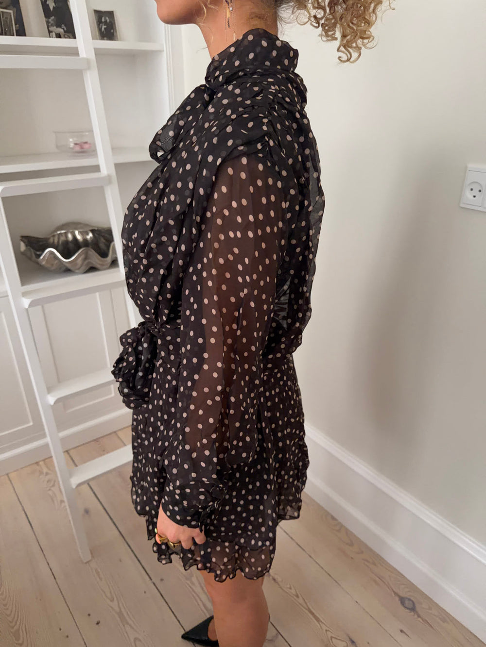 Tommeline kjole med bindedetaljer i prikker - Mørkebrun