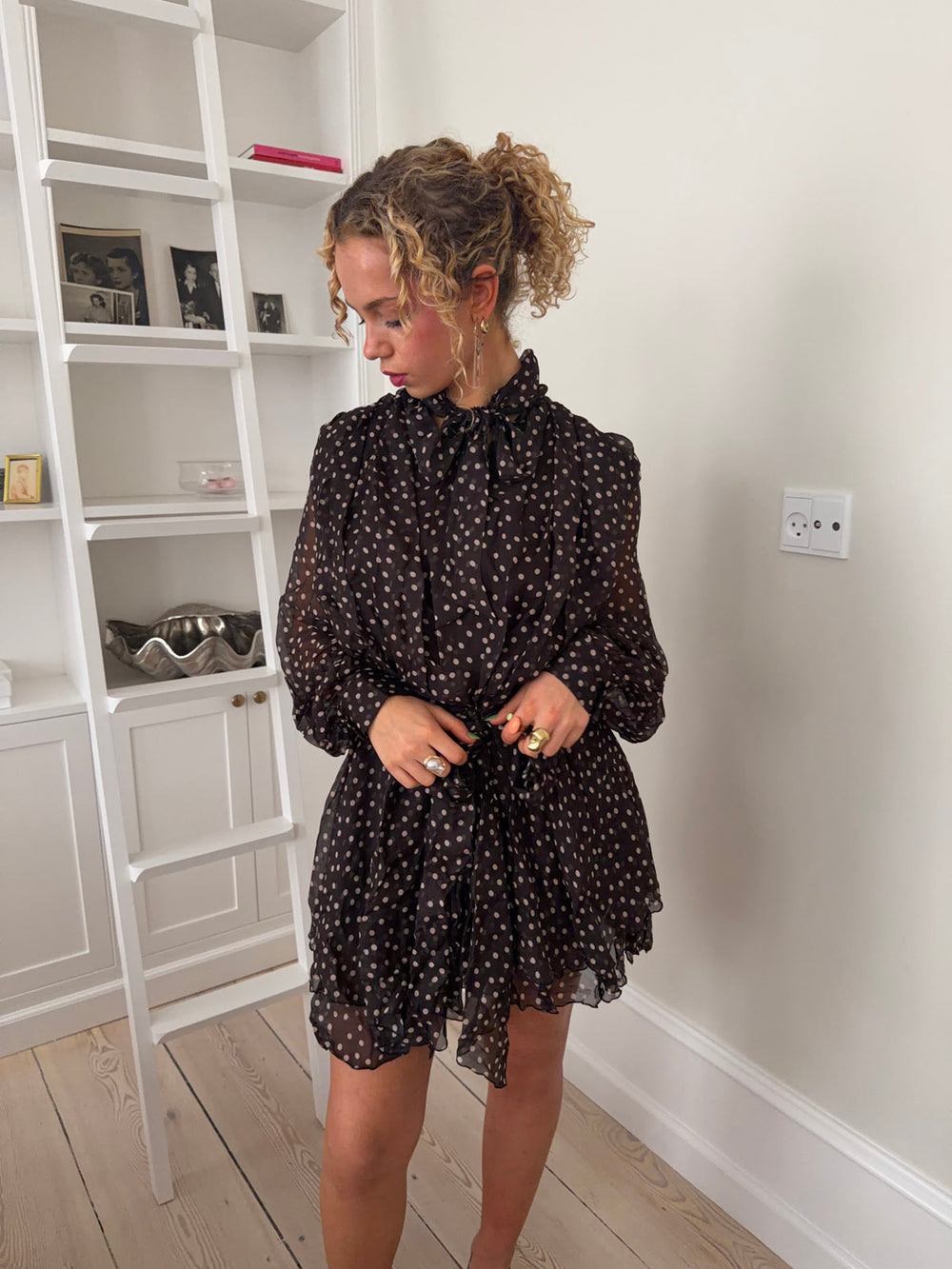 Tommeline kjole med bindedetaljer i prikker - Mørkebrun