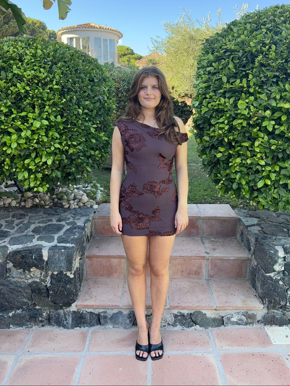 Avina kjole med blomster - Brun