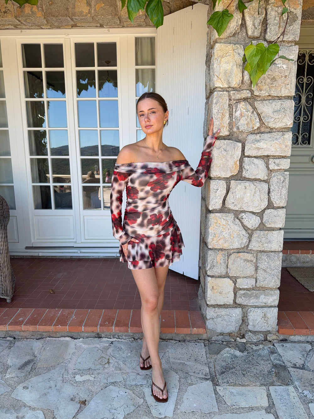 Chila off shoulder kjole med blomster - Hvid/sort/rød
