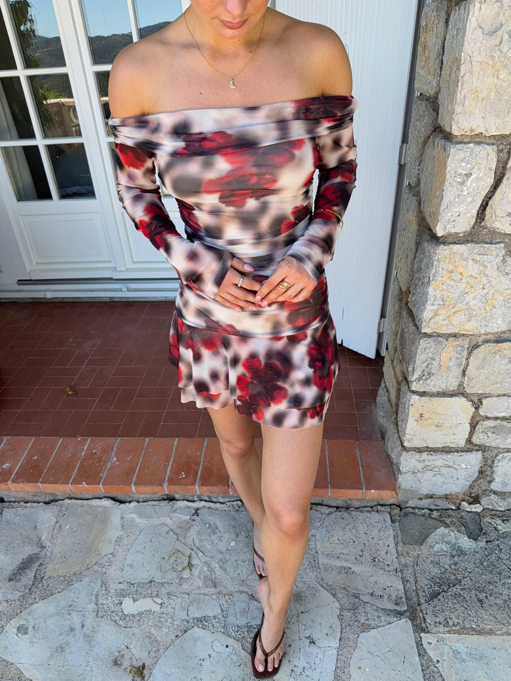 Chila off shoulder kjole med blomster - Hvid/sort/rød