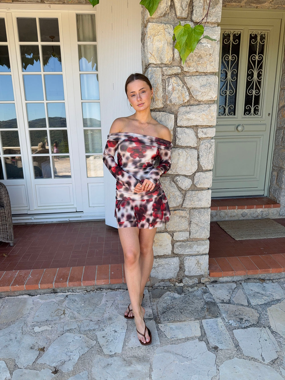 Chila off shoulder kjole med blomster - Hvid/sort/rød