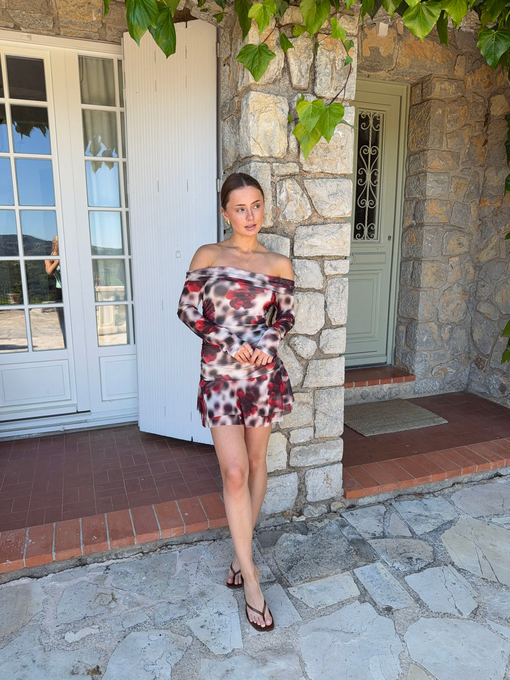 Chila off shoulder kjole med blomster - Hvid/sort/rød