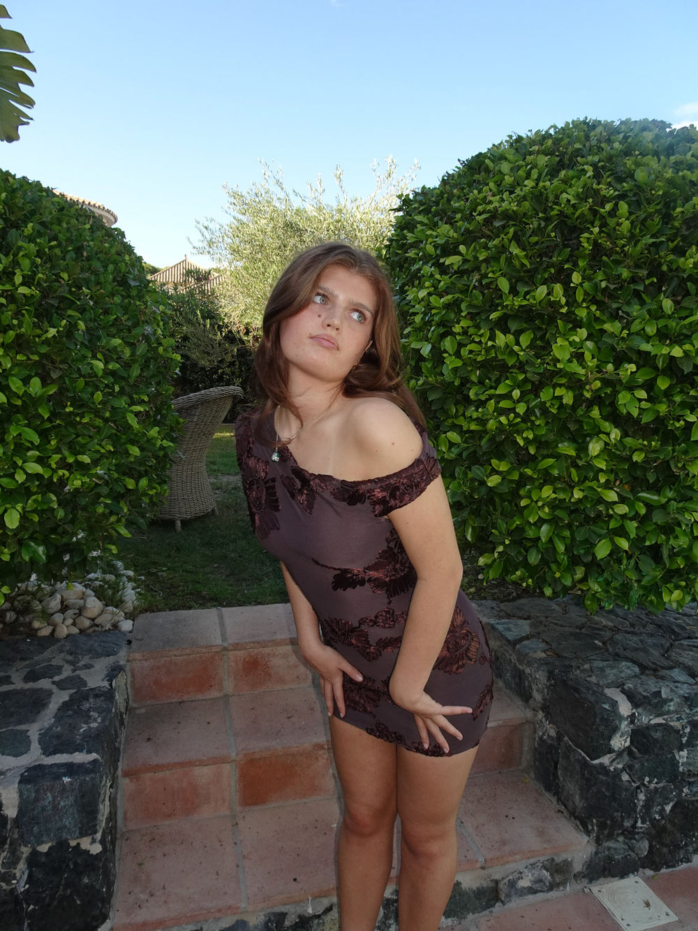 Avina kjole med blomster - Brun