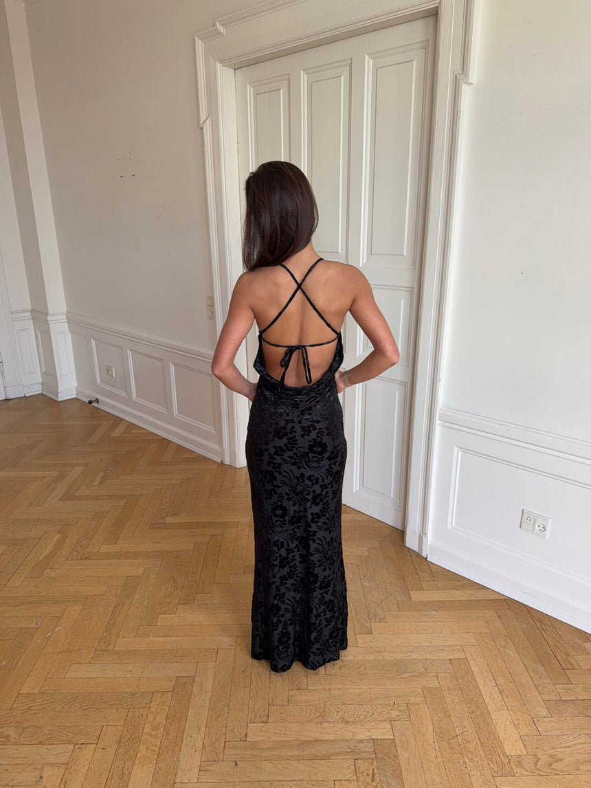 Veloria kjole med blomster – Sort