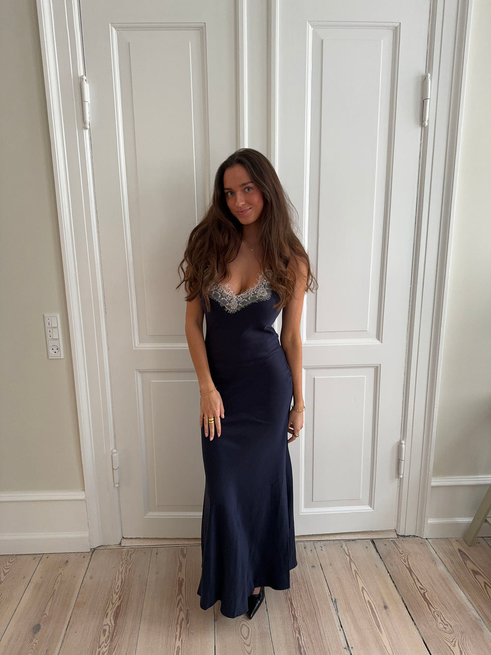 Tena kjole med blonde detaljer - Navy/hvid