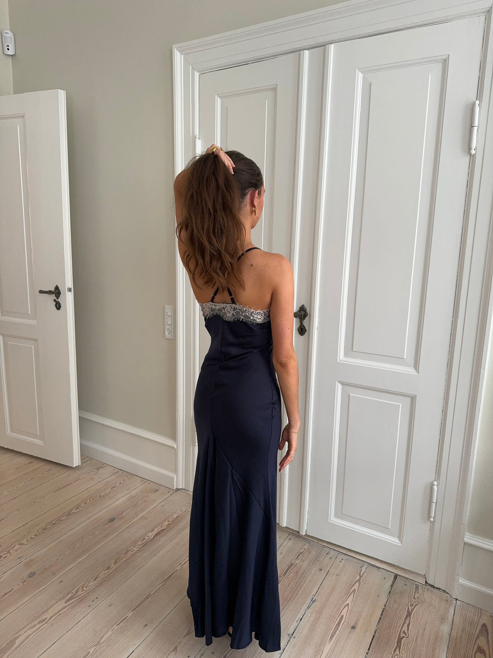 Tena kjole med blonde detaljer - Navy/hvid