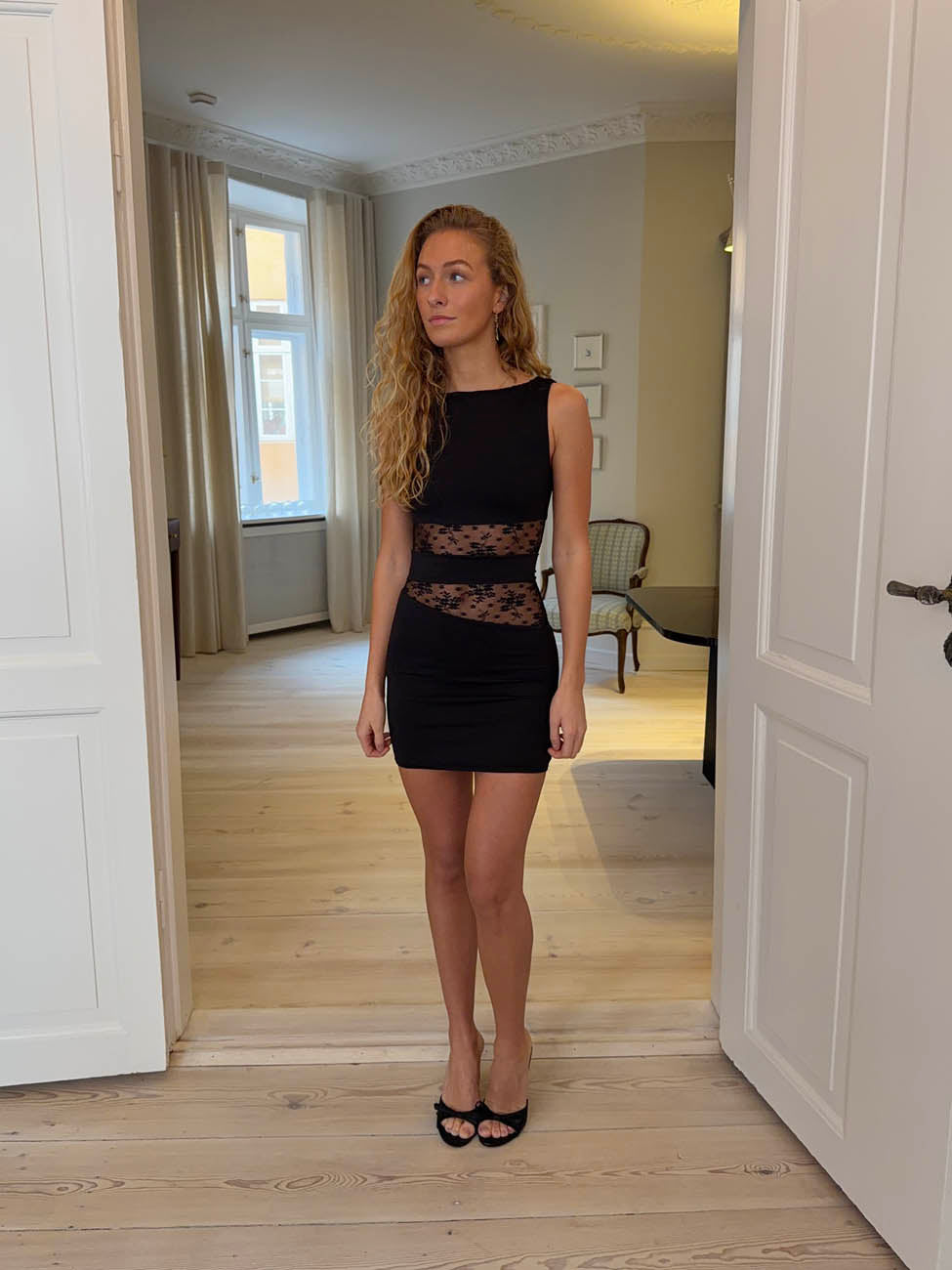 Ellatia kjole med blonder - Sort