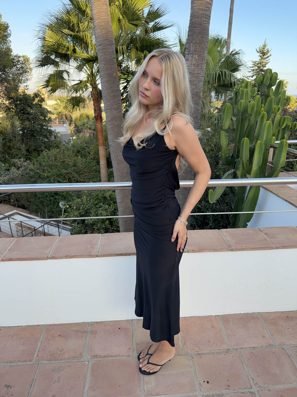 Marajana kjole med dyb blonde ryg - Sort
