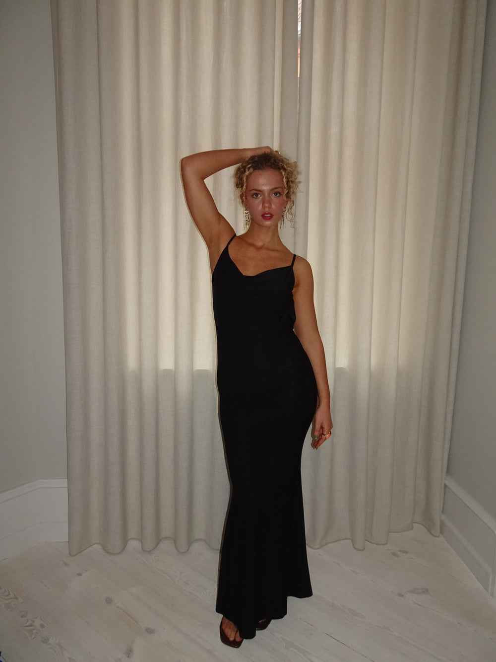 Marajana kjole med dyb blonde ryg - Sort