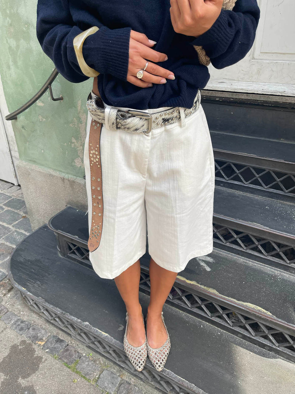 Flux ko stylingbælte med nitter - Hvid/sort