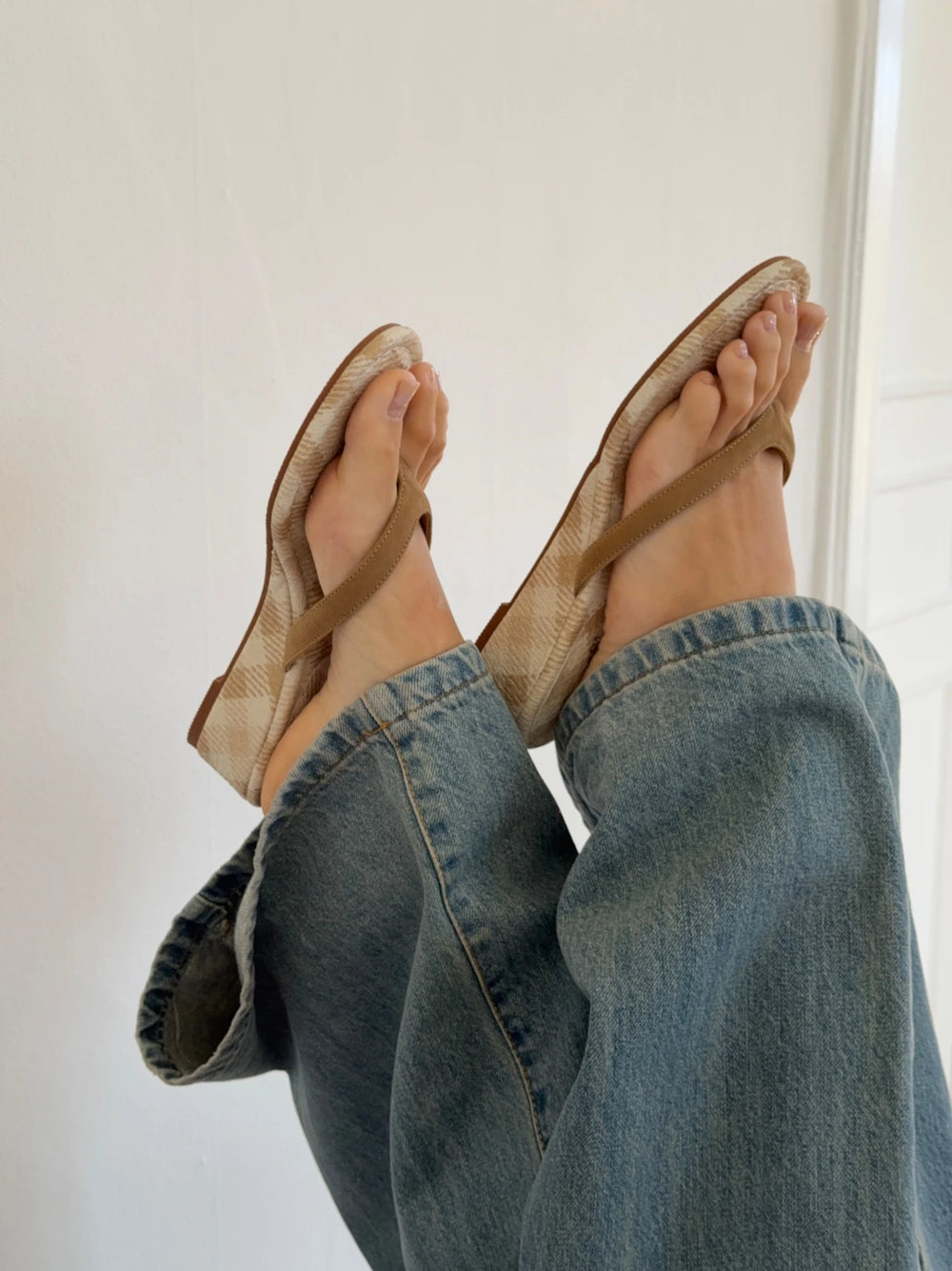 Lavina sandal med kilehæl og tern - Beige