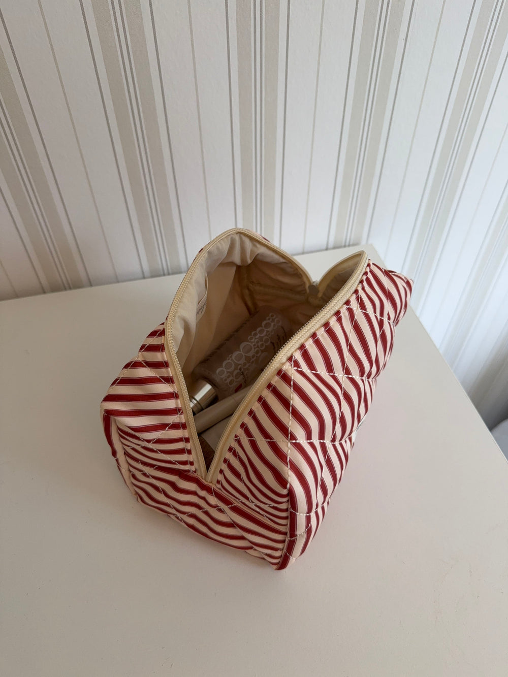 Honey lille toilettaske - Striber i rød/beige