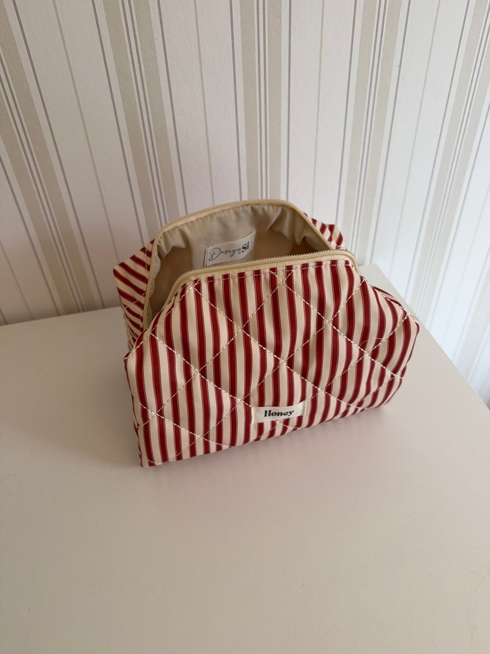 Honey lille toilettaske - Striber i rød/beige