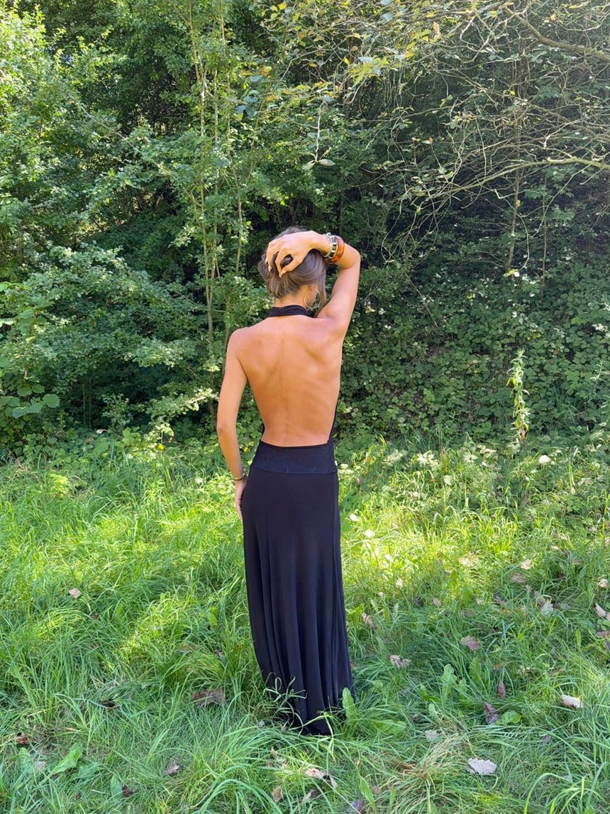 Skyla maxi kjole med åben ryg - Sort