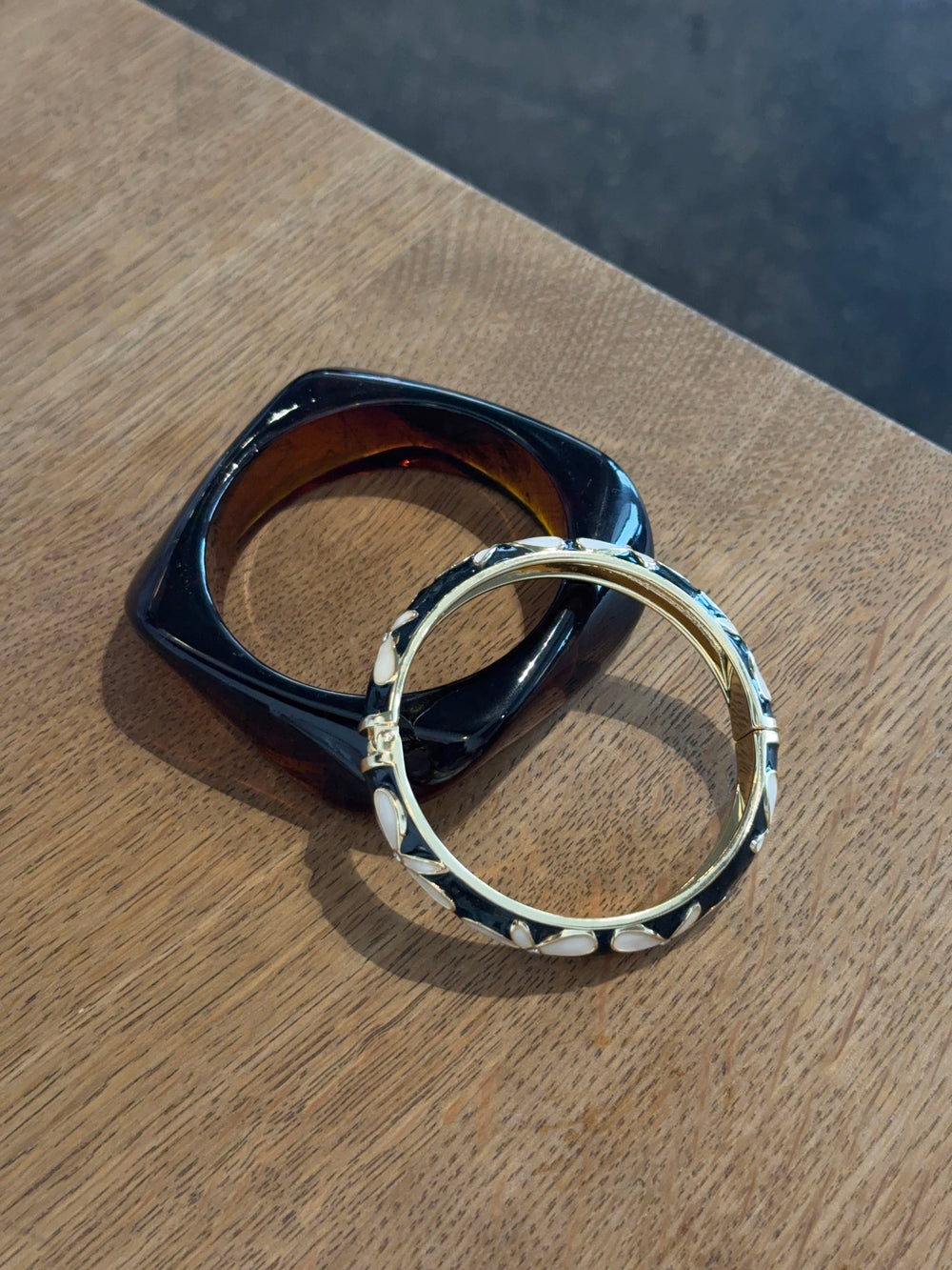 Armbånd med blomster - Sort/guld