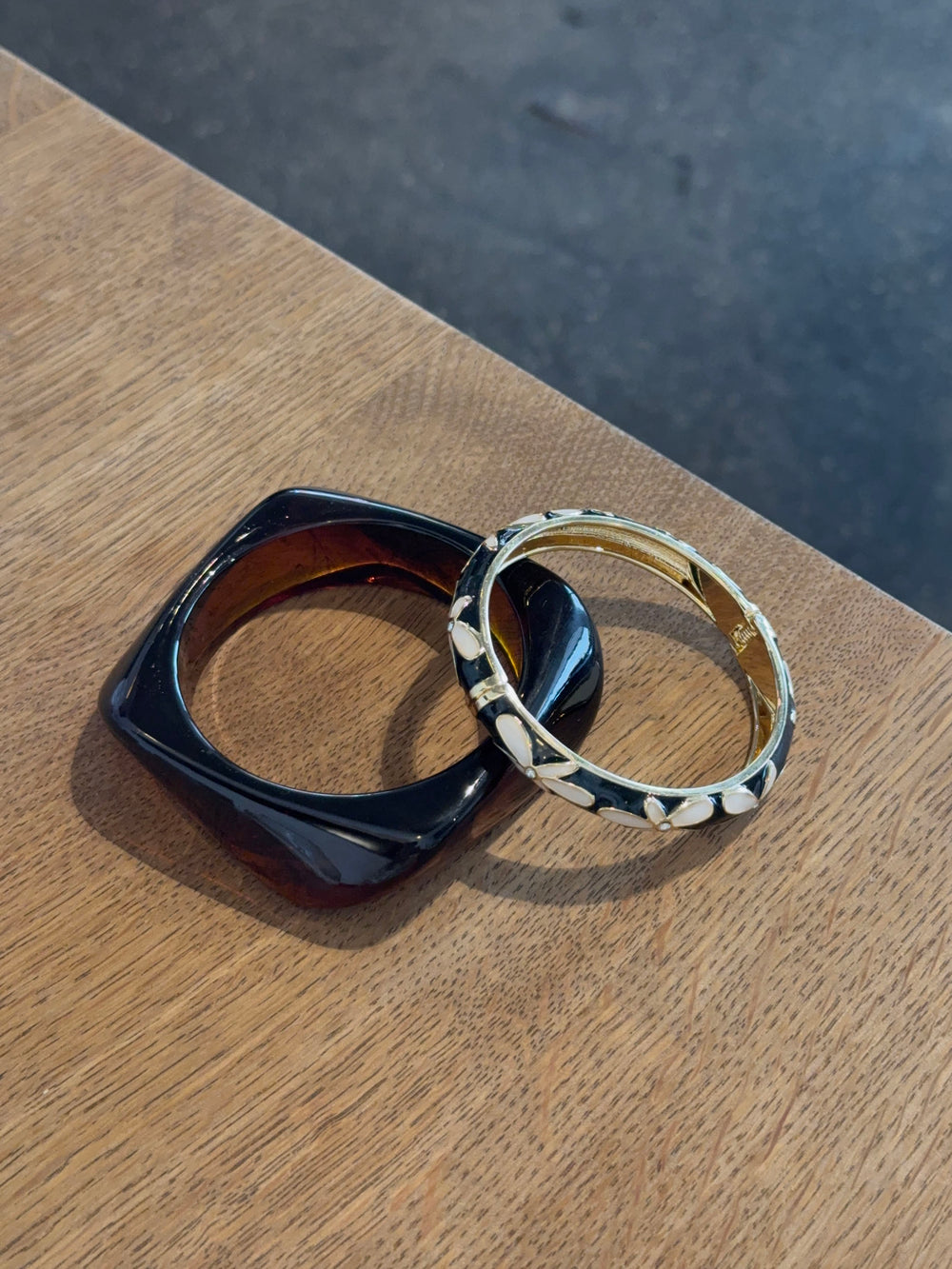 Armbånd med blomster - Sort/guld