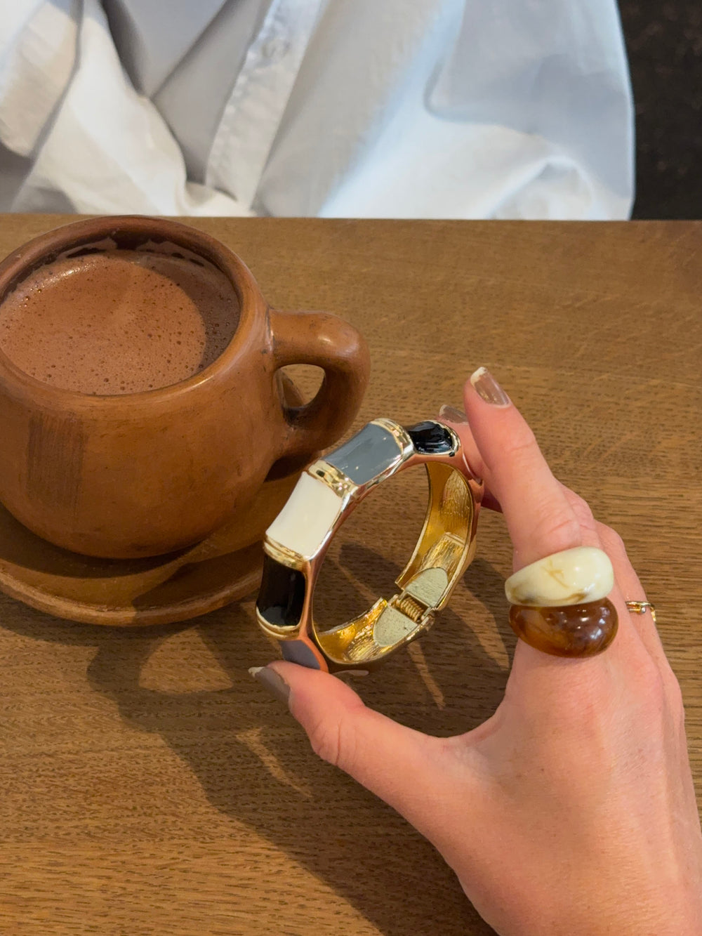 Armbånd med striber - Sort/blågrå/hvid/guld